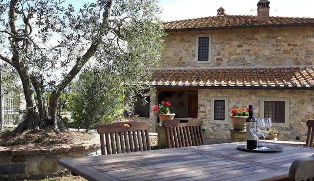 Your panoramic house in Tuscany between vineyards and olive groves.