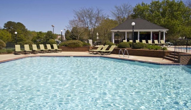 Your Relaxing Getaway Awaits! Fully-Equipped Kitchen Parking, 2 Pools!
