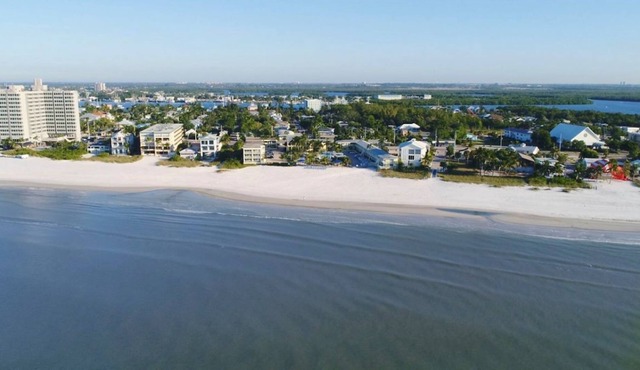 Your Relaxing Getaway Awaits! Outdoor Pool, Free Parking, Near Dolphin Marina