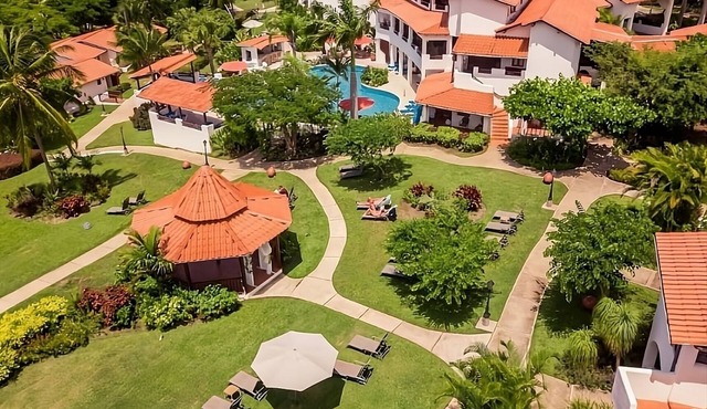 Your Relaxing Getaway Awaits! Close to Mullins Beach! Outdoor Pools, Parking!