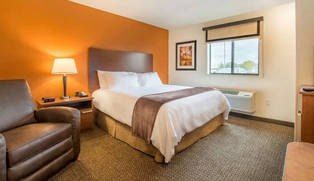 Your Relaxing, Modern Getaway w/Full Kitchen Near Herrett Arts & Science Center