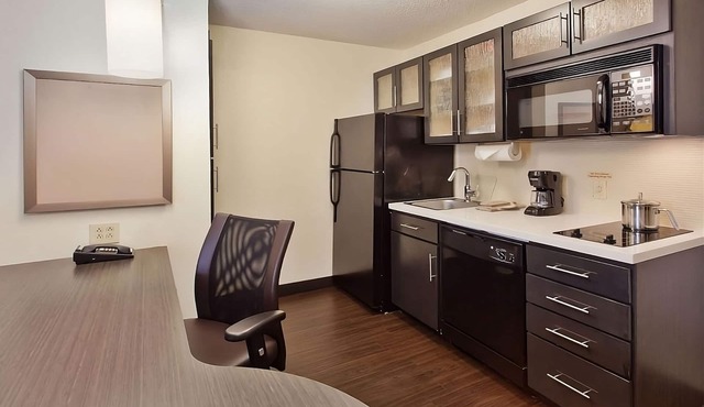 Your Relaxing Getaway Awaits! 2 Family-friendly units near Billy Bob's Texas!