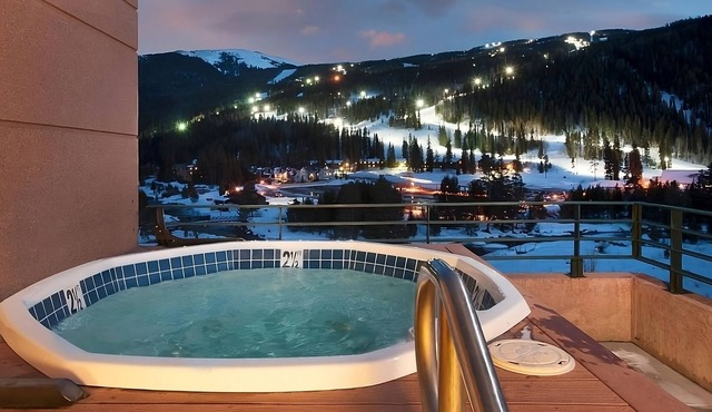 Your Ski Paradise with Morning Delight! Free Breakfast, Jacuzzi, Pets Allowed!