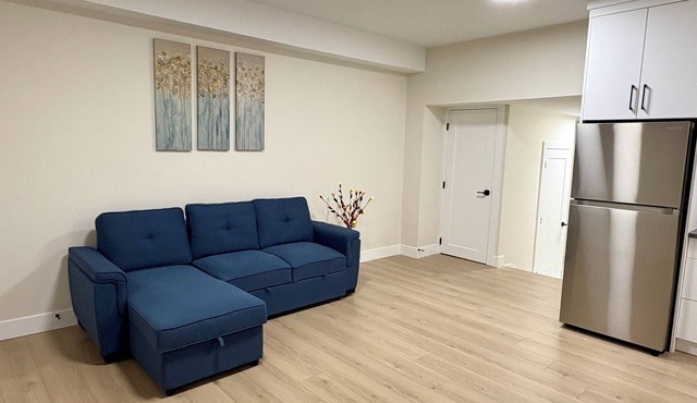 Your White Rock Beach Getaway: 2BR Suite, Modern Living, and Ocean Proximity!