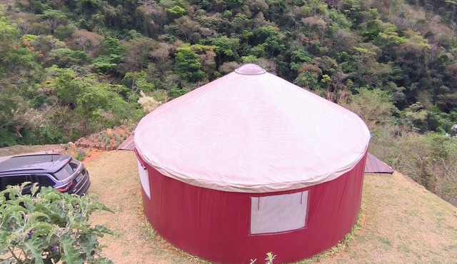 Yurt in the village of Secretário with private river.