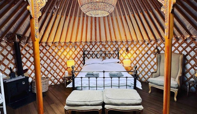 Yurt with fire, Skylight, Garden, + Hot Tub/Sauna