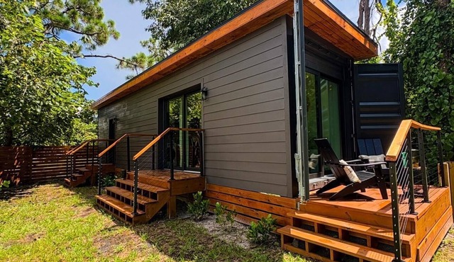 Zen Container Tiny Home w/HUGE Yard, Fire Pit & Pet Friendly, FGCU, Restaurants