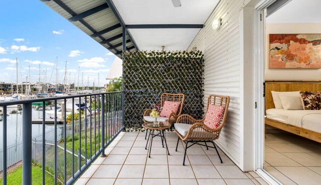Zen Dockside Point: Marina view - Patio - Parking