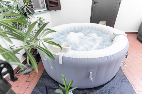 Zen Jacuzzi Retreat mit Terrasse, Garage, Klimaanlage, 24 - 7 Check-in, Netflix und Disney Plus