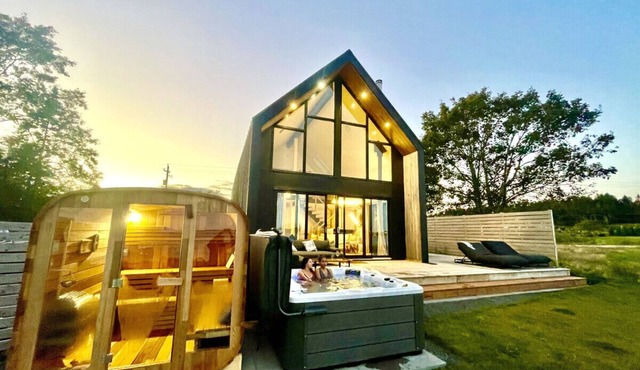Zen Oceanfront Chalet- Hot Tub & Sauna - Private