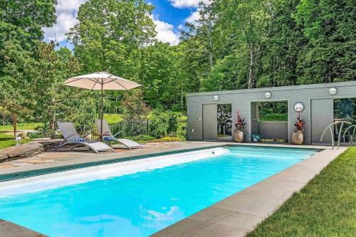 Zenbrook - Sauna and Firepit Pool Luxe Design