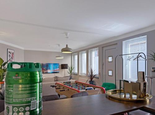 Zentr Stuttgart Gruppen-Duplex 13 Schlafplätze, PS5, Spiele & Terrasse
