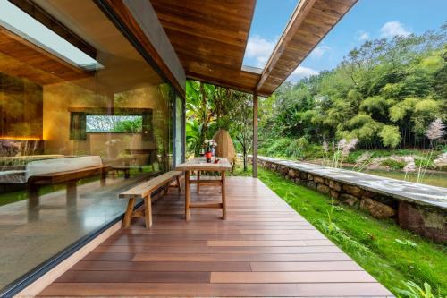 ZhangJiaJie Peak&Creek Resort-Free Infinity Pool-Near the Ticket Gate-Stream Exploration Experience