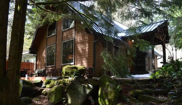 Zigzag Chalet- Peaceful Pet-friendly Cabin with Hot tub, Fireplace, and Pool