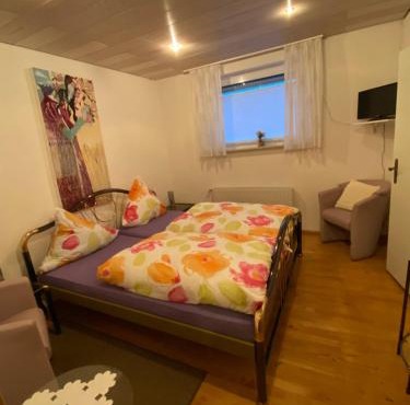 Zimmer 1 inkl eigenem Bad und Parkplatz