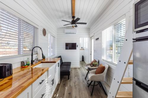 Zion Pet-Friendly Tiny Home, Hot Tub & BBQ