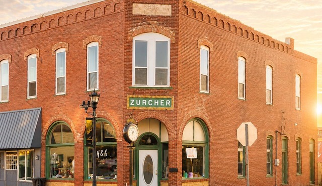 Zurcher on Main, Historic Apartment near Walt Disney Museum, Marceline MO