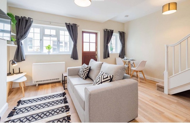 1 Bedroom Cottage House, Town Centre, Quiet