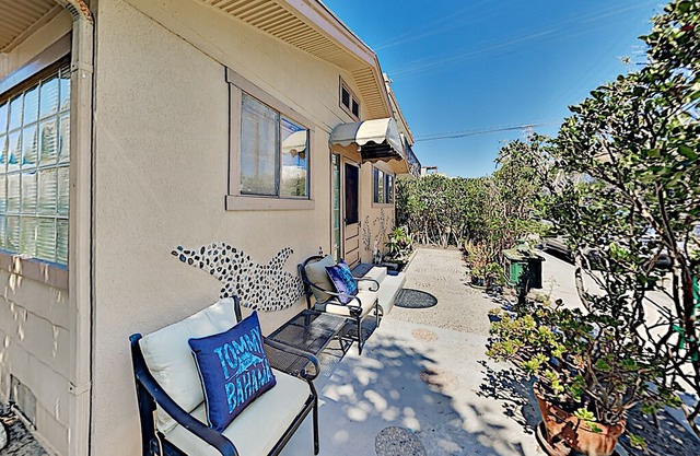 1 Block to Beach! Venice Cottage with Carport, Fireplace & 8-Burner Grill