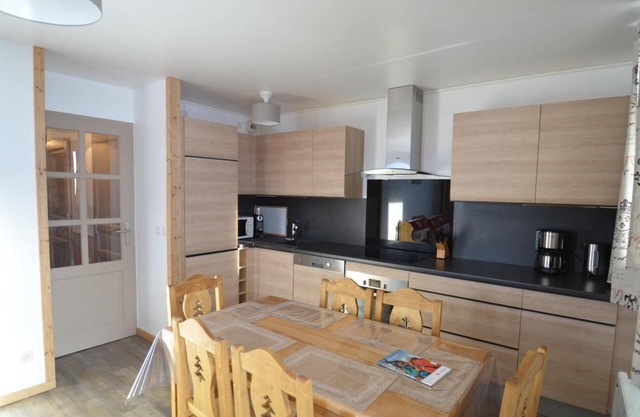 150m from shops, floor -1, balcony, tv, ski locker, 45m², Les Menuires