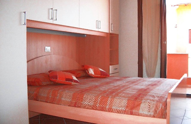 2 Bed Flat - Sleeps 4 - Garden - Parking - Wifi
