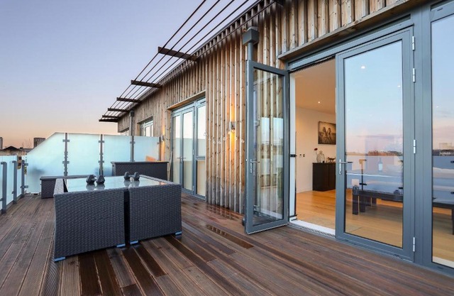 2-Bedroom Penthouse in Canada Water with Balcony
