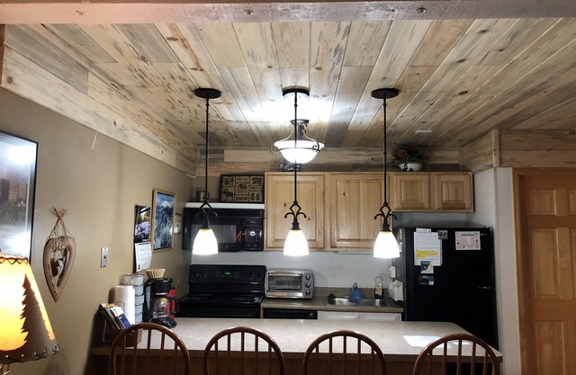 2 BR 1-1/4 Bath Dog friendly, Hi Country Haus 1st Flr WP Condo by river, Cozy!
