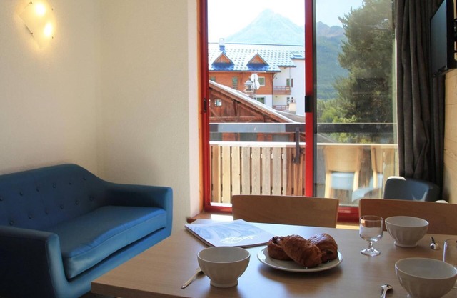 200m from resort center, 2nd floor, balcony, tv, ski locker, 25m², Serre Chevalier