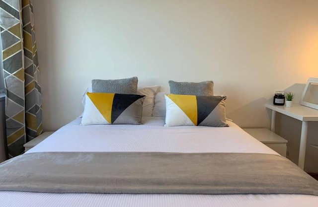 3 Double BDR Flat 6 min walk to Borough Station