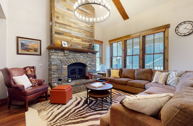 3 Suites, Mountain Views, Gorgeous Location. Private Gas Grill & Washer/Dryer
