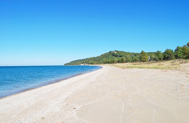 4BR/3BA Condo ~ Beautiful S. Beach on Lake Michigan in Glen Arbor! Acc: 8!
