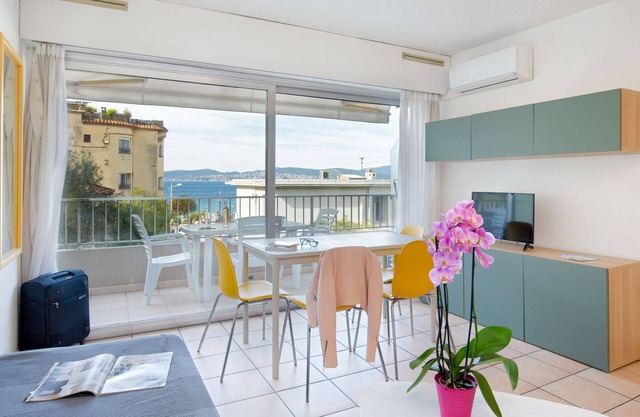 Air-conditioned studio for 2, near beach and shops, WiFi
