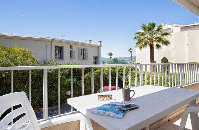 Air-conditioned studio for 2, near beach and shops, pets allowed, WiFi, parking