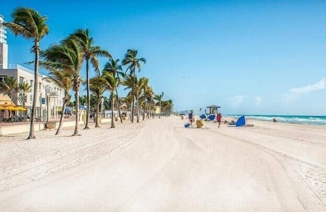 Amazing Studio/1Bath, Hallandale Beach, Outdoor Pool and Free Parking!