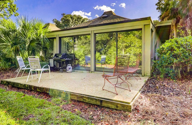 Beautiful condo with balcony, grill & washer/dryer - near shops & dining