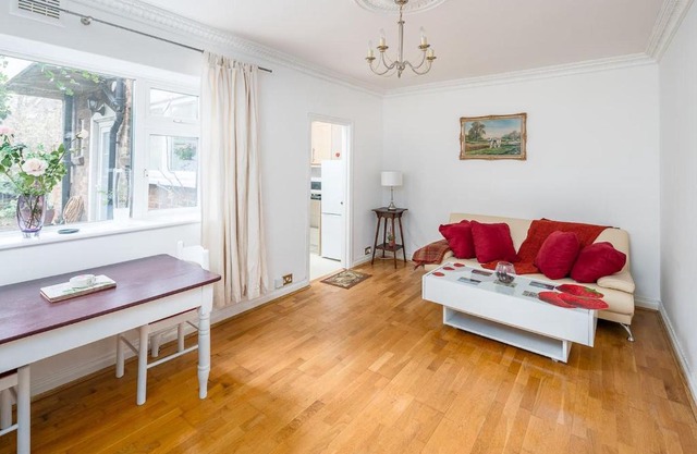 Bright 1 bed, 2 bath sleeps 4 in trendy Hampstead