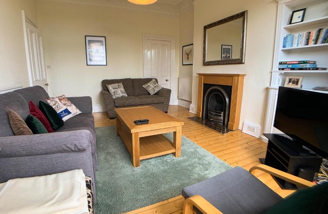 Bright Bruntsfield Apartment