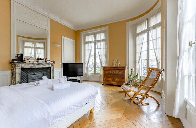 By Boulevard de Courcelles, by Veeve