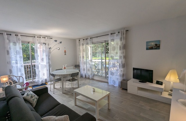 Central Arcachon - Charming 2-BR for 4 with Balconies & Parking