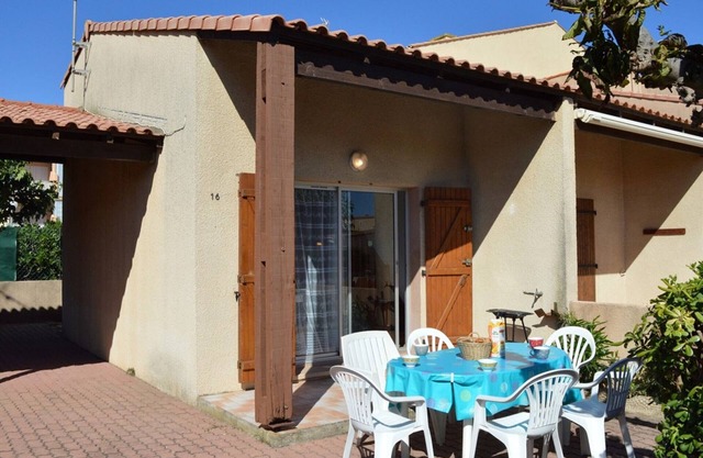 Charming 3-room mezzanine house near beach with terrace & parking