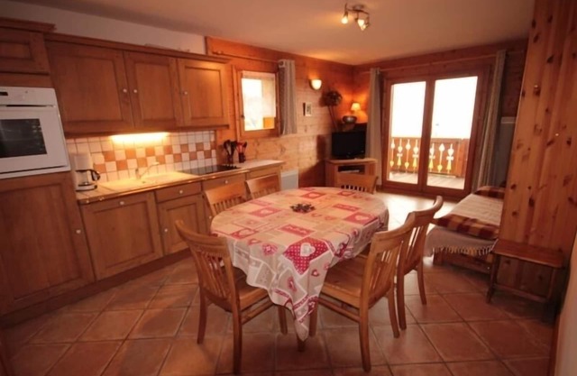 Charming 2-bedroom with garage and pets allowed