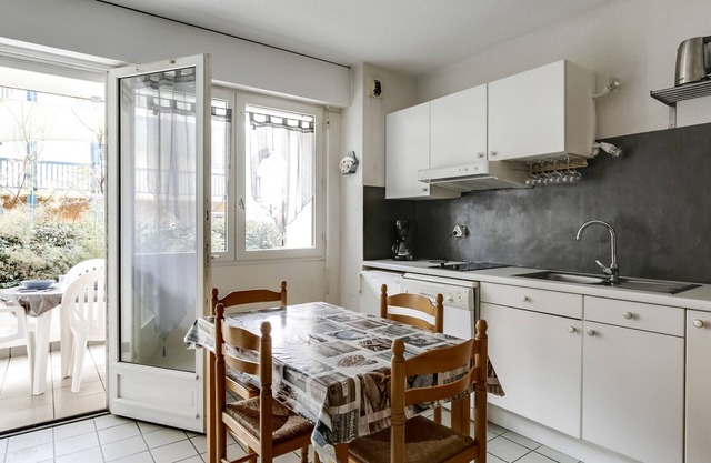 Charming T2 Cabin Apartment in Biscarrosse, Near Beach, Sleeps 4
