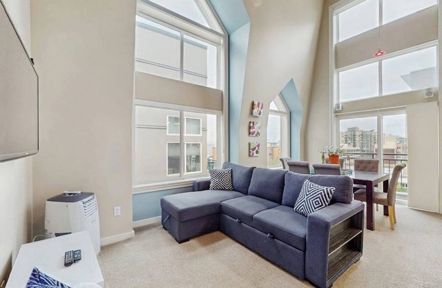 Charming top floor 2 story penthouse with Sound and Olympic views