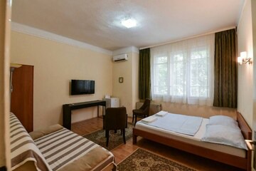 Comfortable & Quiet Apartment with free Wi-FI and City View