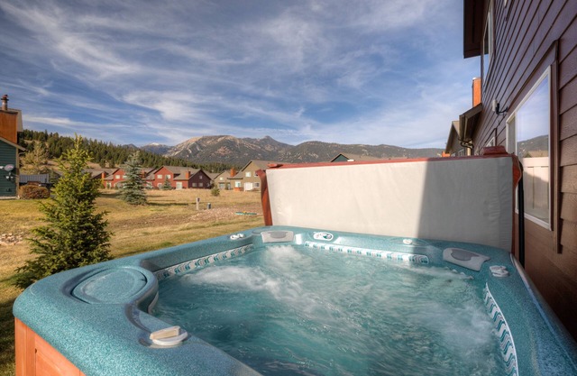 Condo w/private hot tub close to Town Center & Big Sky Resort - The Hallmark Chalet