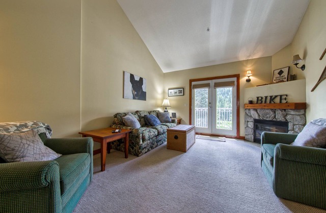 Cozy and Spacious Condo Walking Distance to Lifts and Village