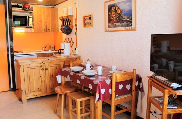Cozy studio in Vars with balcony, near slopes and shops, parking included
