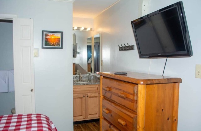 D104 · Winterplace Ski in Ski out condo First floor! D104