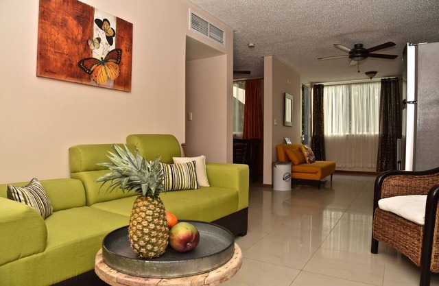 Dimorian ⭐️⭐️ ⭐️⭐️⭐️ condo, pool, BBQ, one block from beach, Costa Linda, Jaco