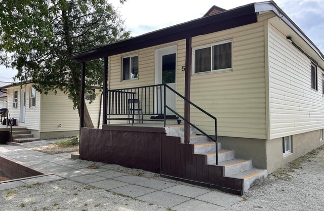 Dock Life Beach 1 - Cottage 5, Riverside Property, 2 Bdrm, 3 min walk to Beach 1